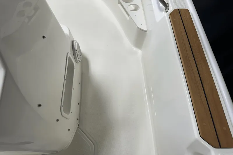 Slide: The Image of Boston Whaler 170 Montauk 2025 - 37