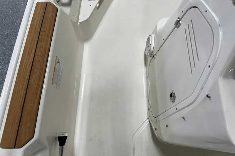 Slide: The Image of Boston Whaler 170 Montauk 2025 - 41