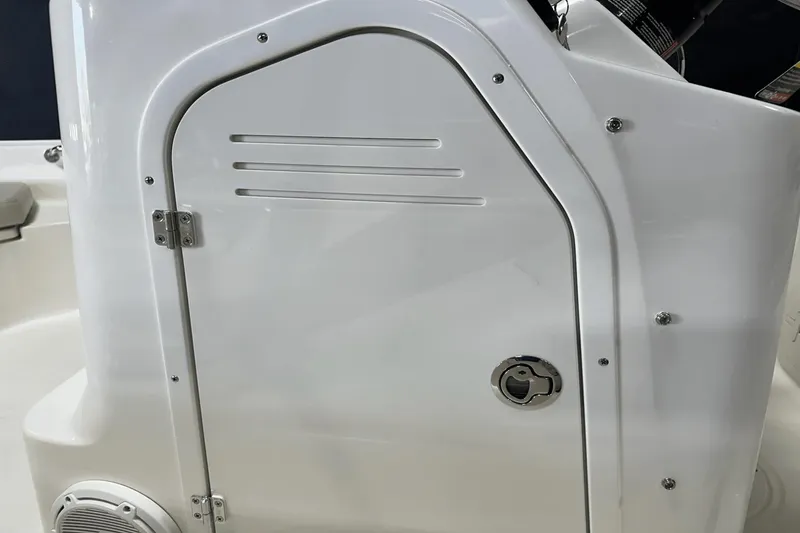 Slide: The Image of Boston Whaler 170 Montauk 2025 - 42