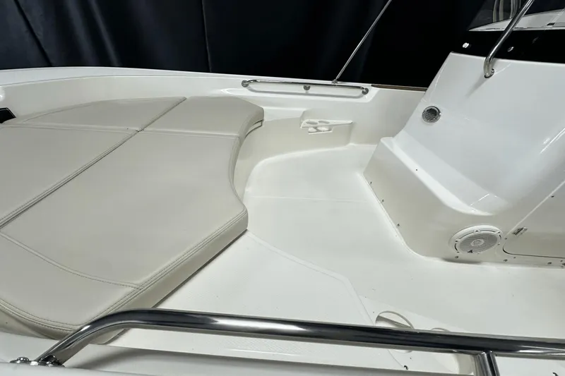 Slide: The Image of Boston Whaler 170 Montauk 2025 - 5