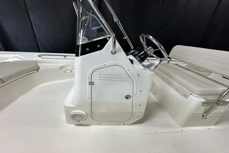 Slide: The Image of Boston Whaler 170 Montauk 2025 - 7