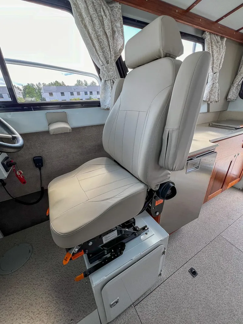 Slide: The Image of Captain's chair in 2022 Hewescraft 290 Adventure boat cabin. - 13