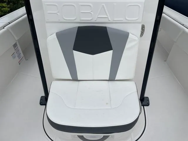 Slide: The Image of Robalo 266 Cayman 2023 - 20