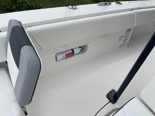 Slide: The Image of Robalo 266 Cayman 2023 - 24