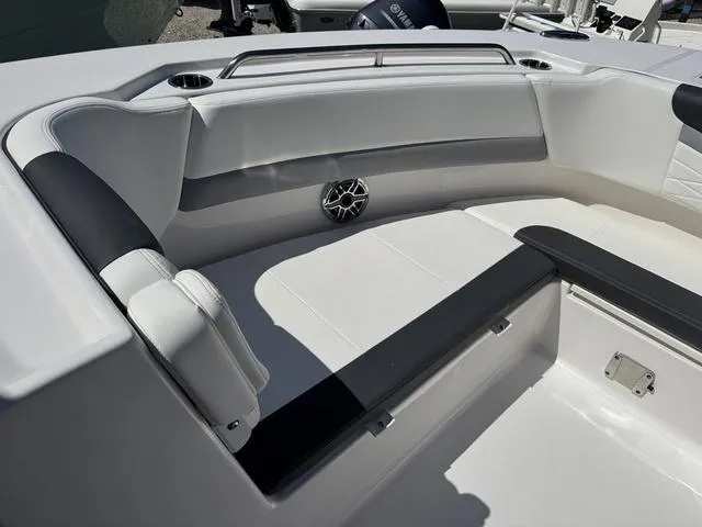 Slide: The Image of Robalo R317 Dual Console 2024 - 32