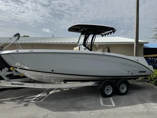 Slide: The Image of 2024 Yamaha Boats 255 FSH Sport E on trailer, side view. - 1