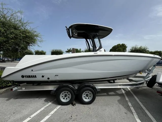 Slide: The Image of 2024 Yamaha Boats 255 FSH Sport E on trailer, side view. - 2