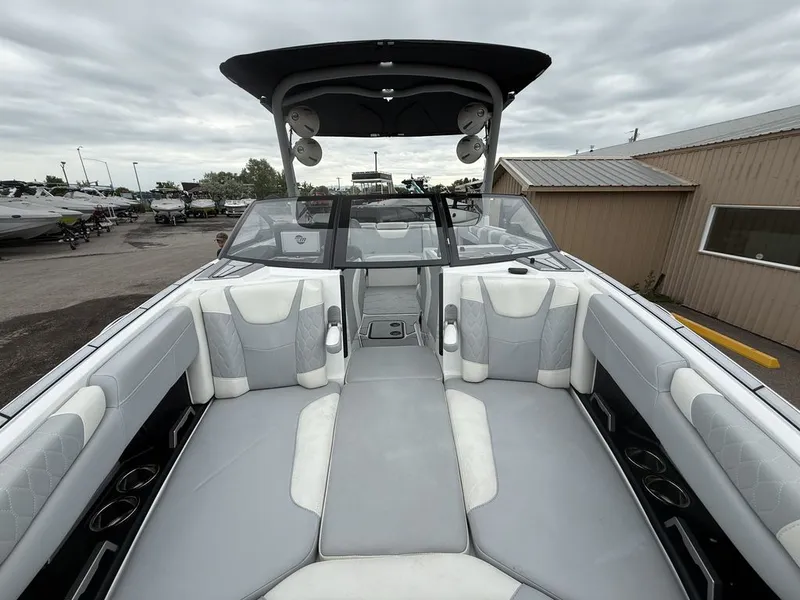 Slide: The Image of Malibu M220 2023 - 13