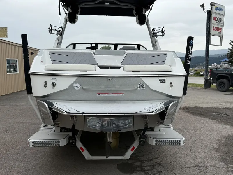Slide: The Image of Malibu M220 2023 - 4