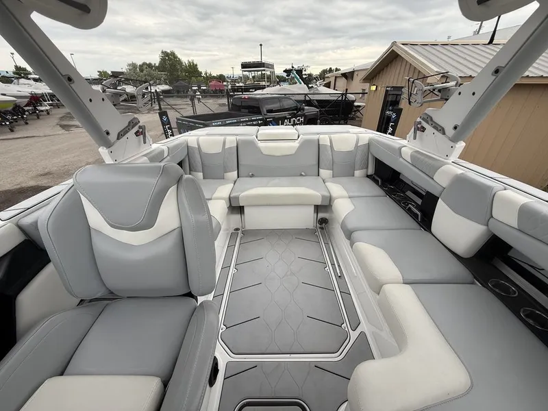 Slide: The Image of Malibu M220 2023 - 9