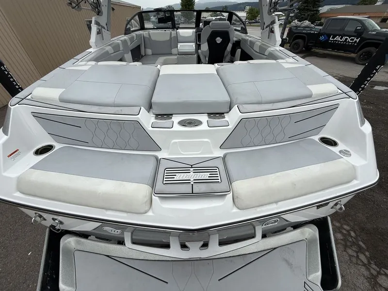 Slide: The Image of Malibu M220 2023 - 5