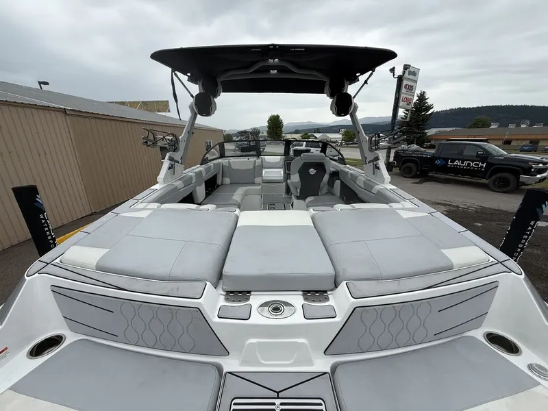 Slide: The Image of Malibu M220 2023 - 6