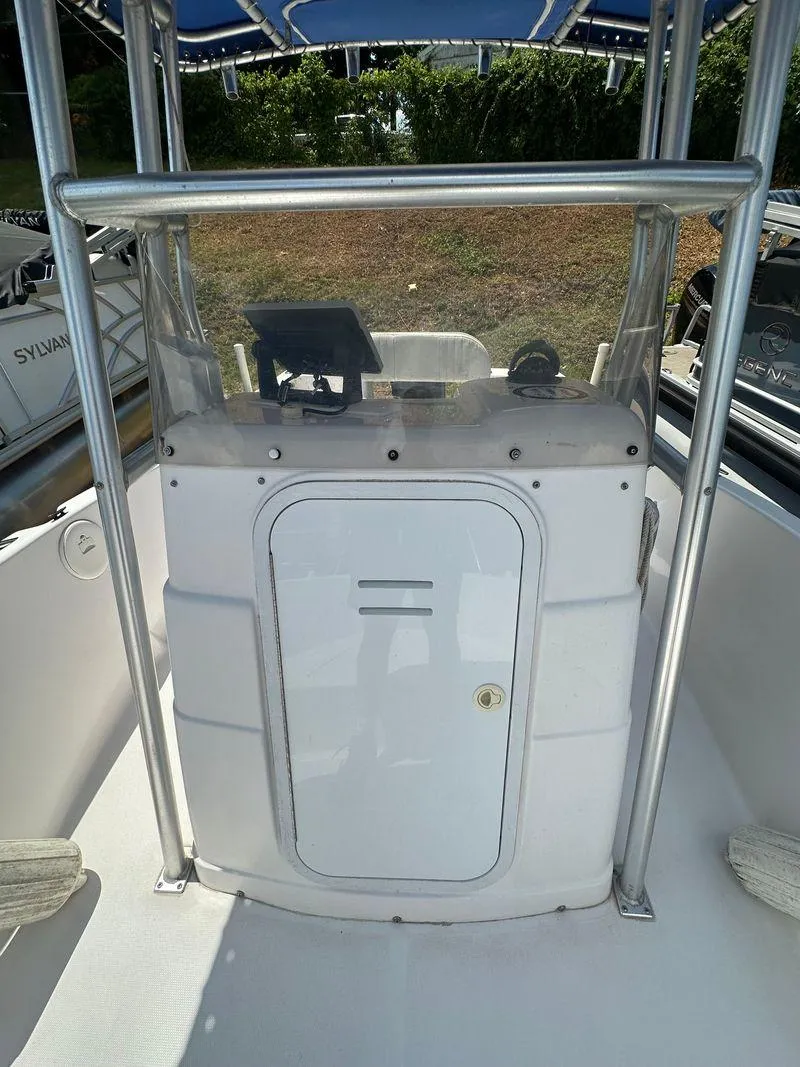 Slide: The Image of 2002 Pro-Line 20 Sport boat console with storage compartment. - 21
