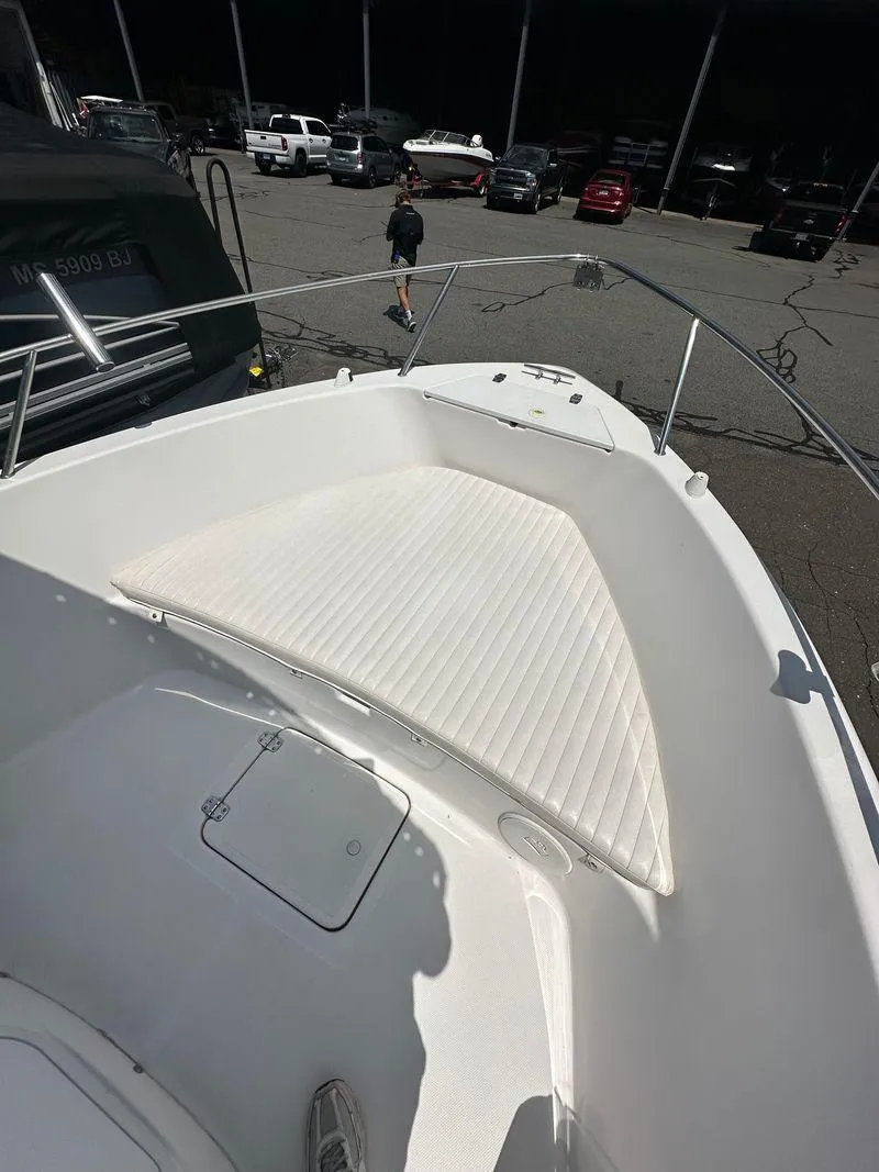 Slide: The Image of 2002 Pro-Line 20 Sport boat with white cushioned bow seating. - 27