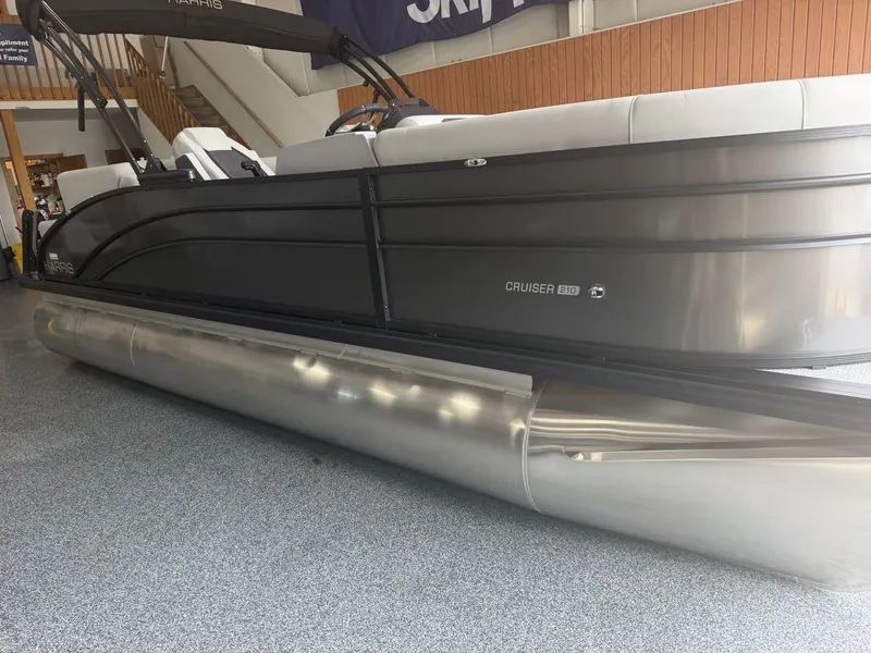 Slide: The Image of Harris Cruiser 210 2025 - 1