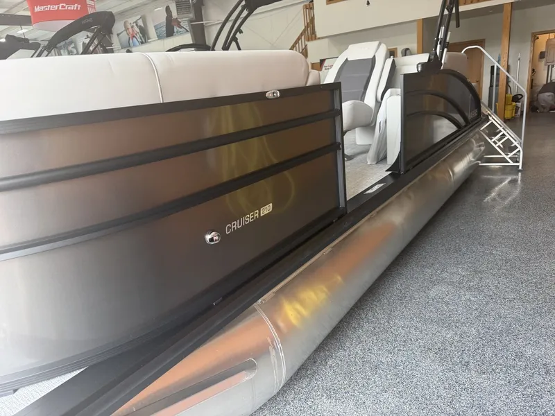 Slide: The Image of Harris Cruiser 210 2025 - 11
