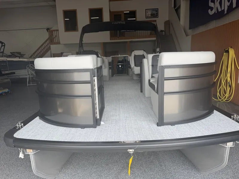 Slide: The Image of Harris Cruiser 210 2025 - 12