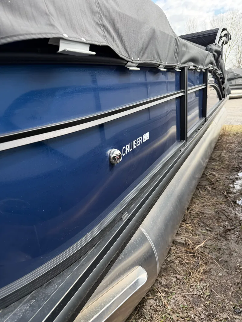 Slide: The Image of Harris Cruiser 210 2025 - 10