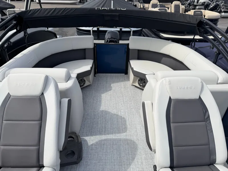 Slide: The Image of Harris Cruiser 210 2025 - 5