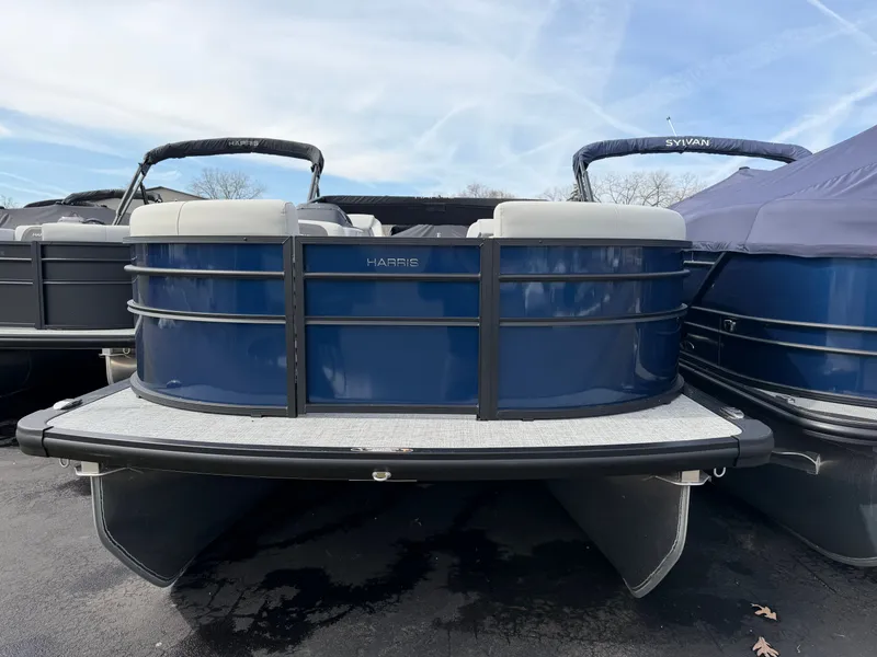 Slide: The Image of Harris Cruiser 210 2025 - 1