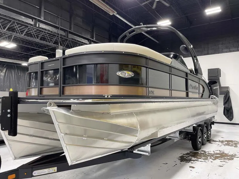 Slide: The Image of 2024 Manitou 25 LX SRW Dual Engine pontoon boat in a showroom. - 3