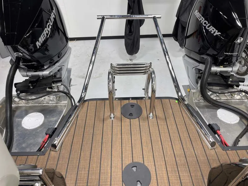 Slide: The Image of 2024 Manitou 25 LX SRW Dual Engine boat with twin Mercury engines. - 4