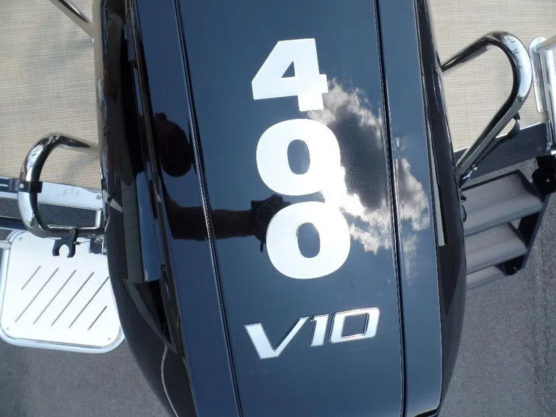 Slide: The Image of Outboard motor with "400 V10" label on a 2025 Harris Grand Mariner 250. - 17