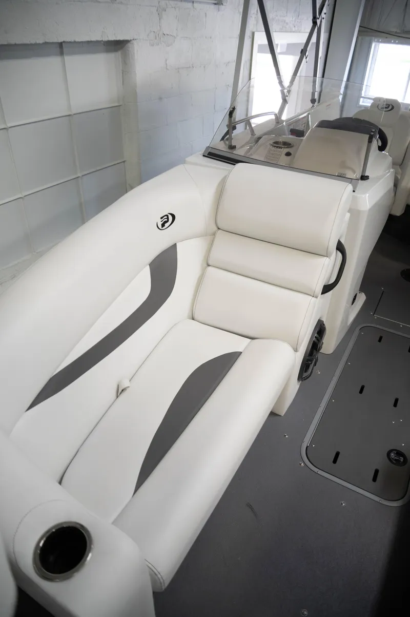 Slide: The Image of Princecraft Ventura 194 - 10