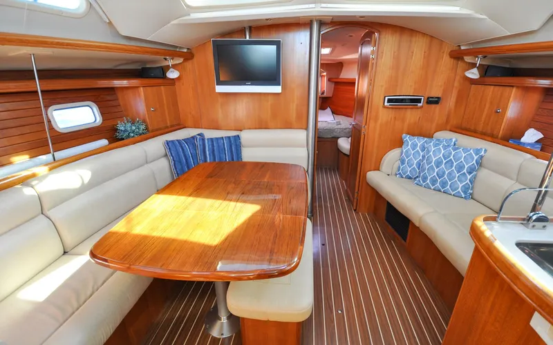 Slide: The Image of Hunter 45CC - Coralee - Salon - 58