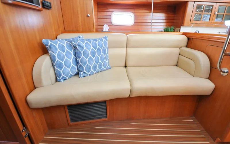 Slide: The Image of Hunter 45CC - Coralee - Salon - 76