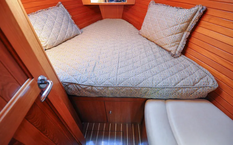 Slide: The Image of Hunter 45CC - Coralee - Forward Cabin  - 83