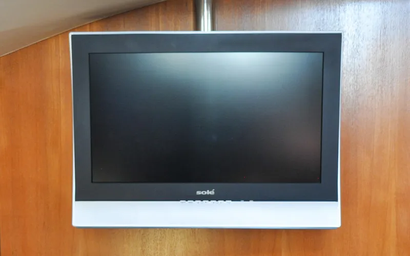 Slide: The Image of Hunter 45CC - Coralee - Forward Head - Salon - TV - 97