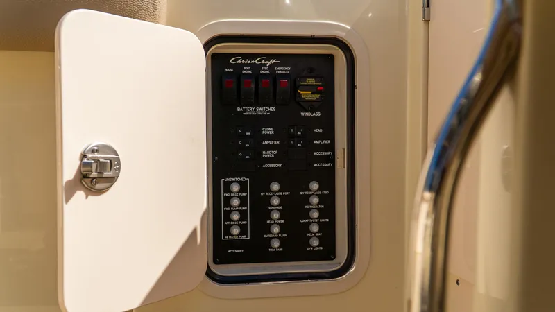 Slide: The Image of Chris-Craft Calypso 32 2025 - 58