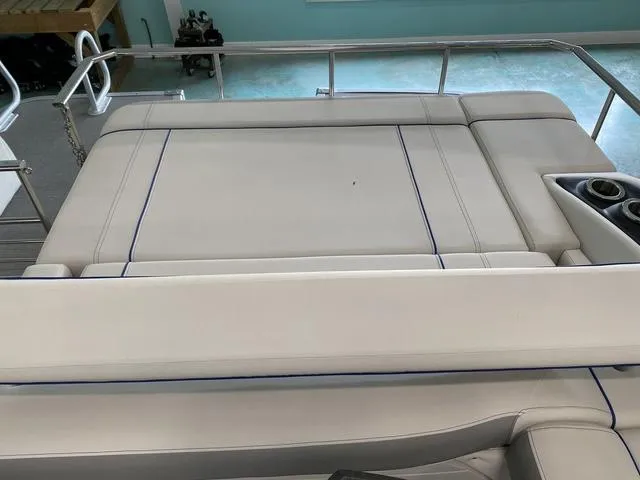 Slide: The Image of 2024 Bennington 25 QSB X1 boat interior with captain's chair and modern dashboard. - 10