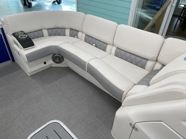 Slide: The Image of Luxurious seating on the 2024 Bennington 25 QSB X1 pontoon boat. - 22