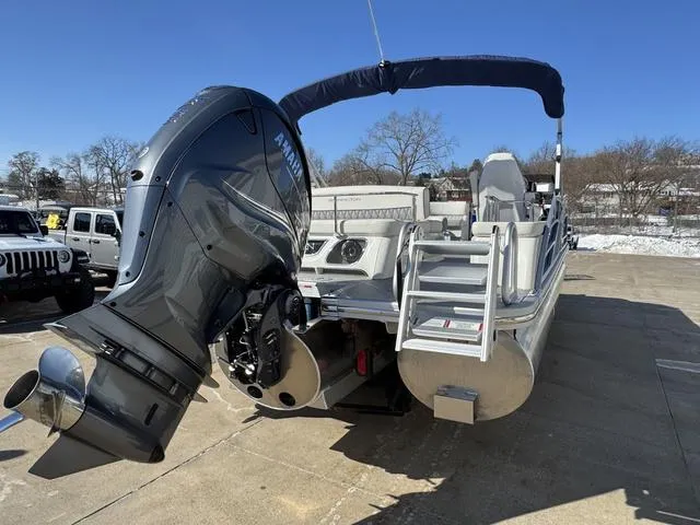 Slide: The Image of 2024 Bennington 25 QSB X1 pontoon boat, rear view in showroom. - 4