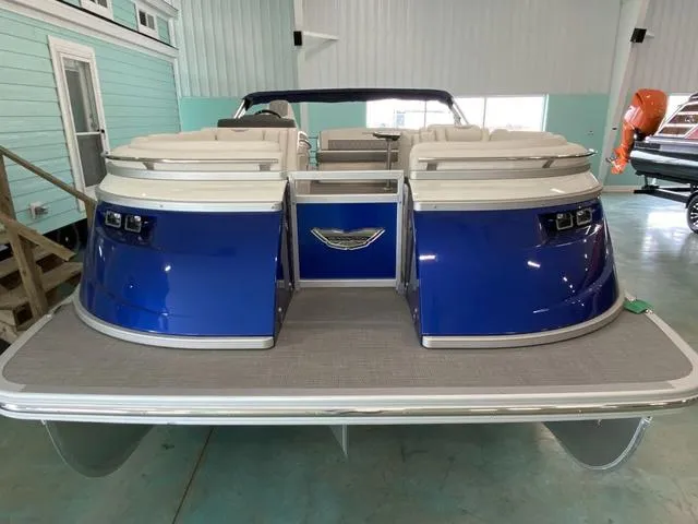 Slide: The Image of 2024 Bennington 25 QSB X1 pontoon boat in a showroom. - 5