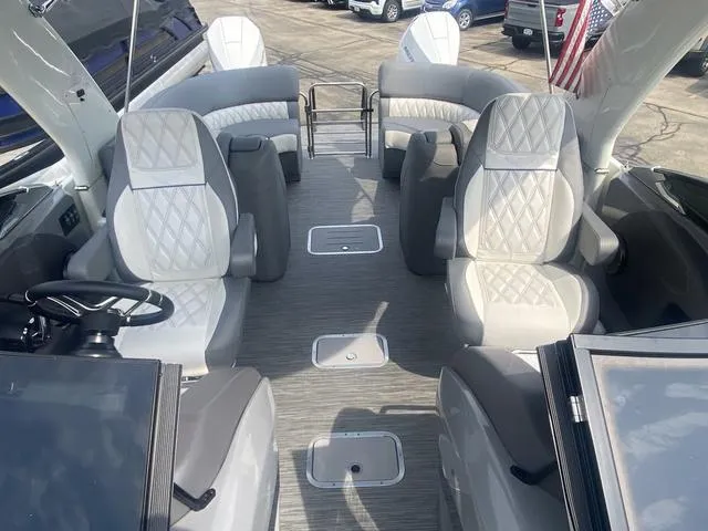 Slide: The Image of Top view layout of 2023 Bennington 27 RXFBWA T2 pontoon boat. - 4