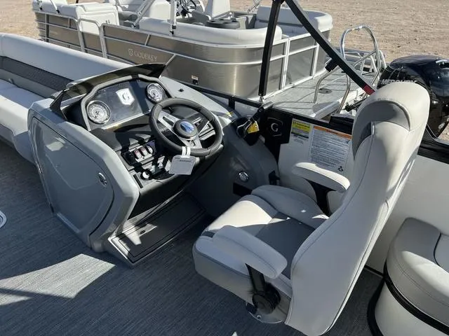 Slide: The Image of Godfrey Monaco 255 SFL 2023 - 4