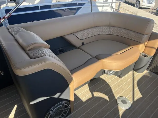 Slide: The Image of Godfrey MC255MT 2024 - 10