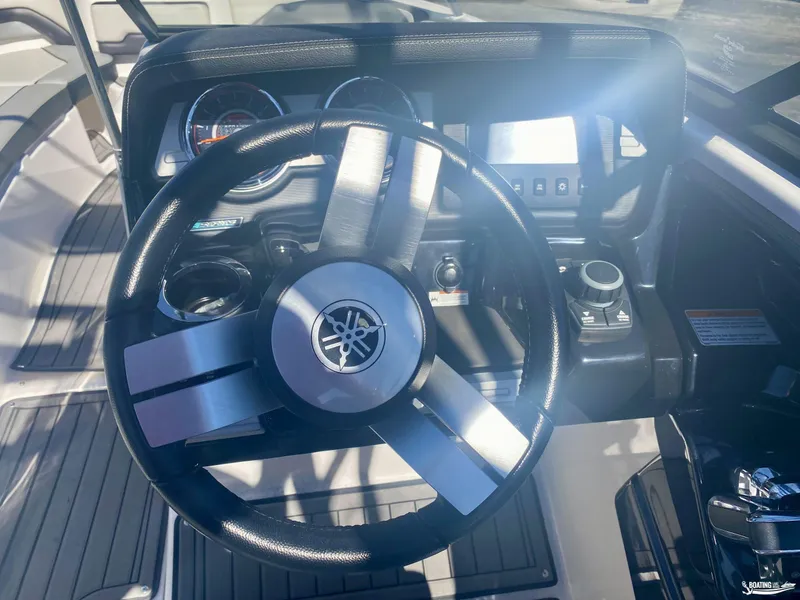Slide: The Image of Steering wheel and dashboard of a 2017 Yamaha Boats 242X. - 8