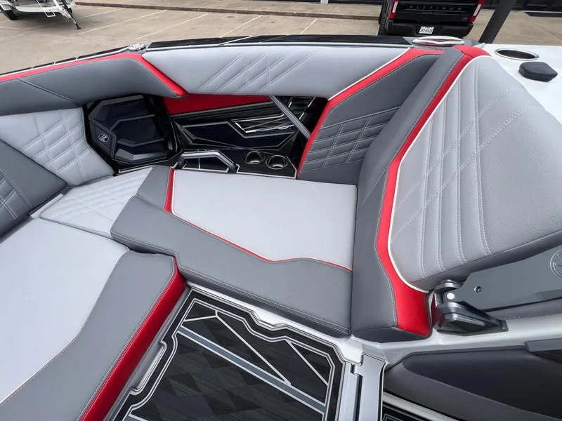 Slide: The Image of Tigé 23ZX Ultre' 2024 - 11