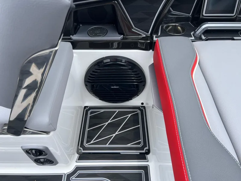 Slide: The Image of Tigé 23ZX Ultre' 2024 - 16