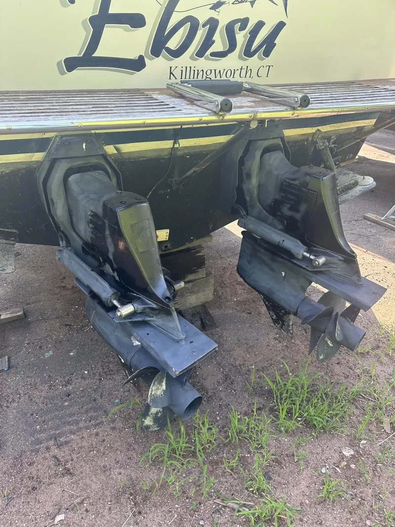 Slide: The Image of 1984 Aquasport 270 Express Fisherman boat stern with dual outboard motors. - 31