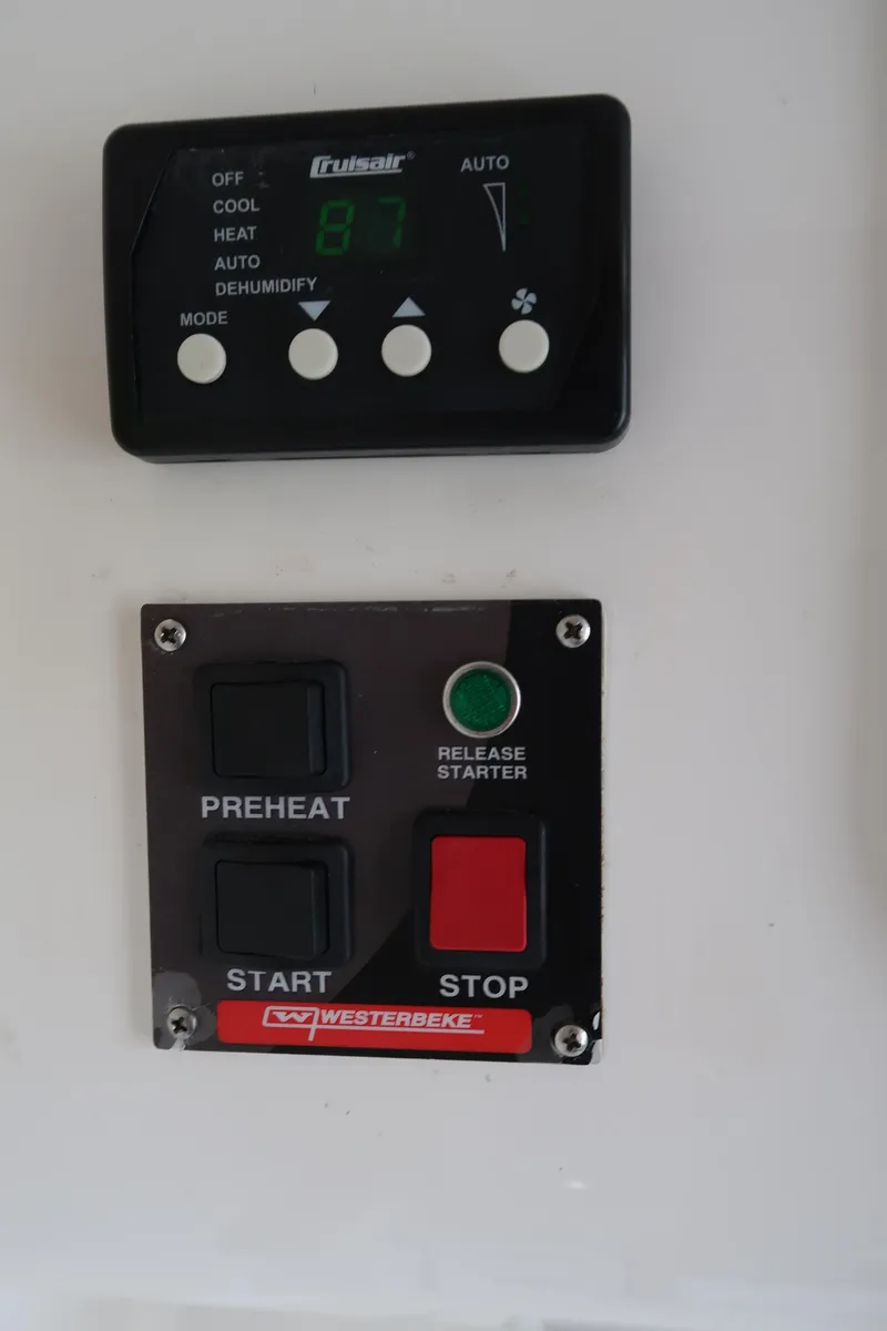 Slide: The Image of Control panel on a 2016 Invincible 42 Open Fisherman boat. - 32