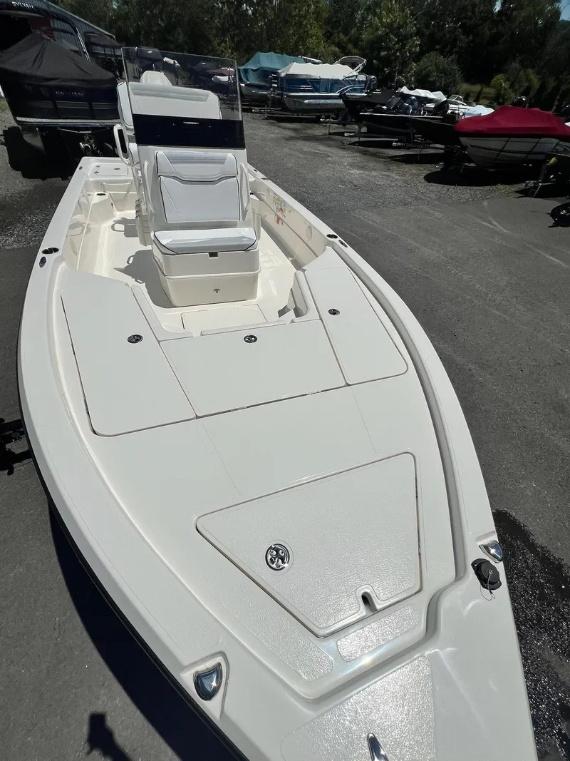 Slide: The Image of Skeeter SX221 2025 - 10