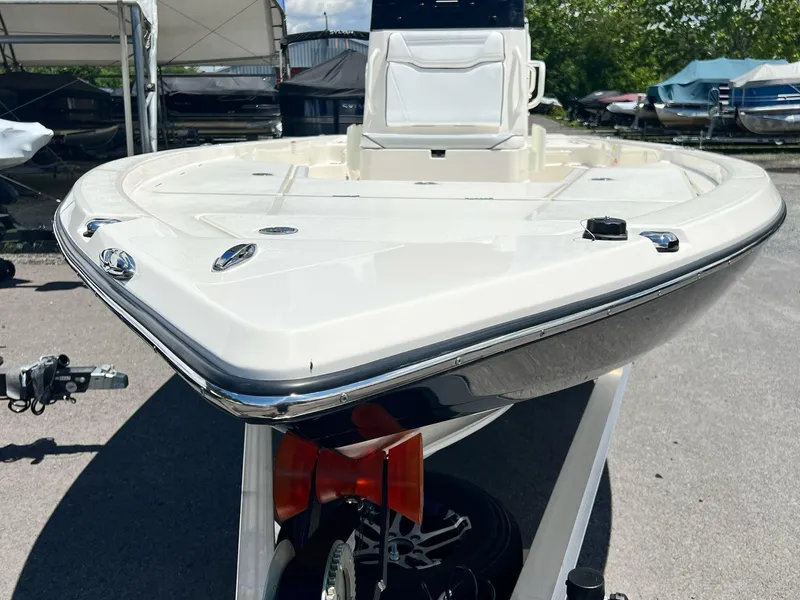 Slide: The Image of Skeeter SX221 2025 - 12