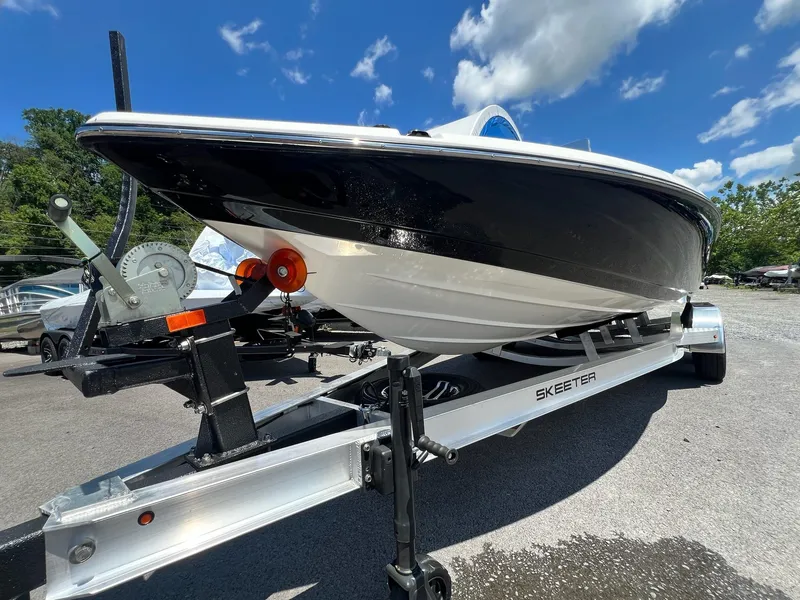 Slide: The Image of Skeeter SX221 2025 - 14