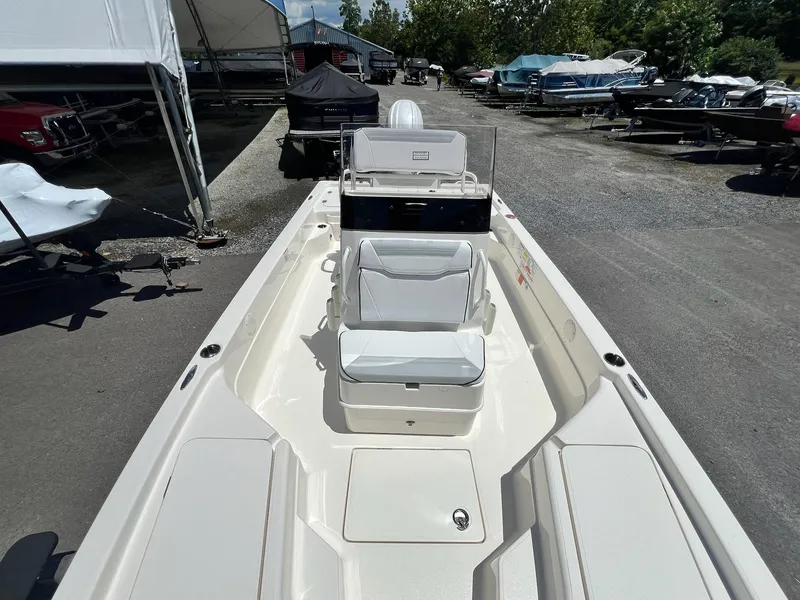 Slide: The Image of Skeeter SX221 2025 - 15