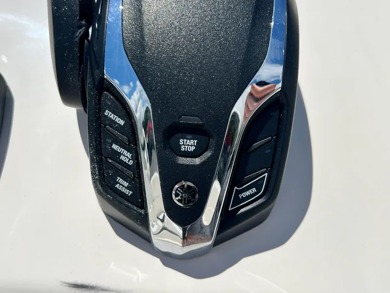 Slide: The Image of Skeeter SX221 2025 - 17